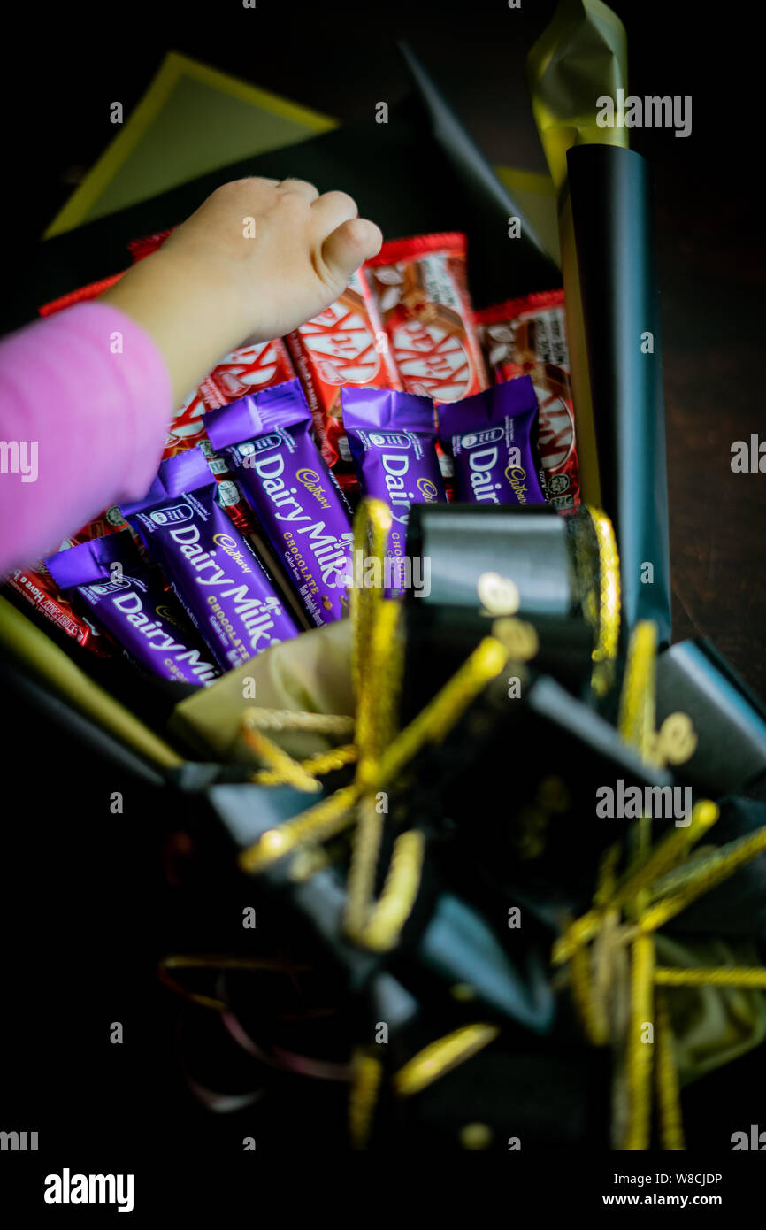 Bangi, Malaisie - 8 août 2019 : Ferrero Rocher, confiseries au chocolat et  fleurs en bouquet beau comme cadeau pour les fêtes de mariage,  anniversaire, mère Photo Stock - Alamy