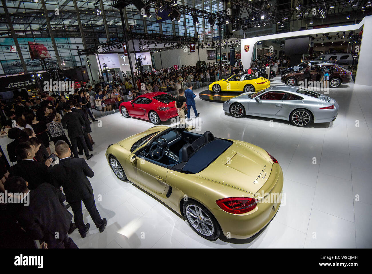 --FILE--visiteurs regarder Porsche lors d'une auto show de la ville de Shenzhen, province du Guangdong en Chine du Sud, 6 juin 2015. Porsche AG a trouvé Banque D'Images