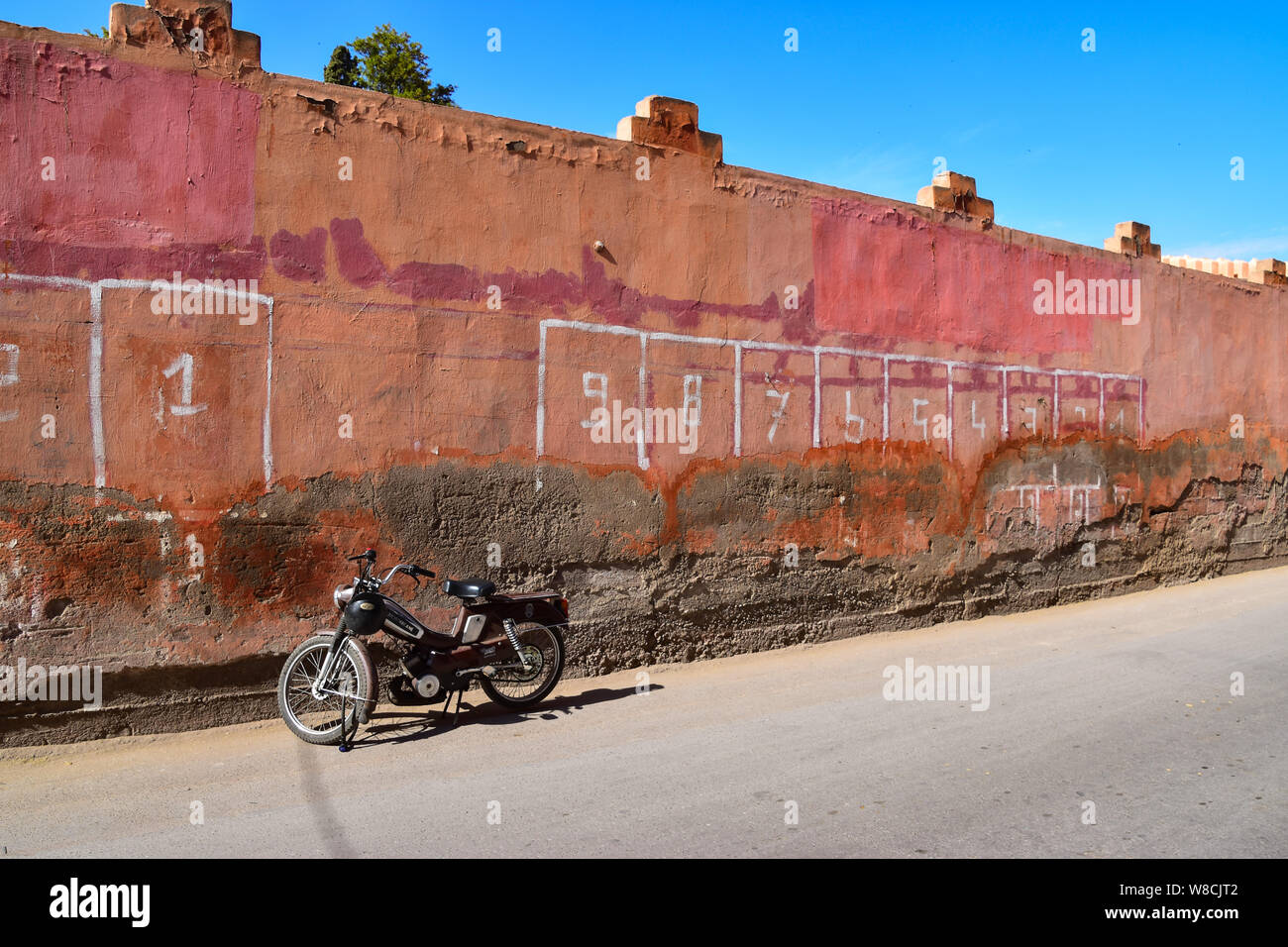 Moto, mur, Jeu, Palais El Badi, Marrakech, Maroc, Afrique du Nord Banque D'Images