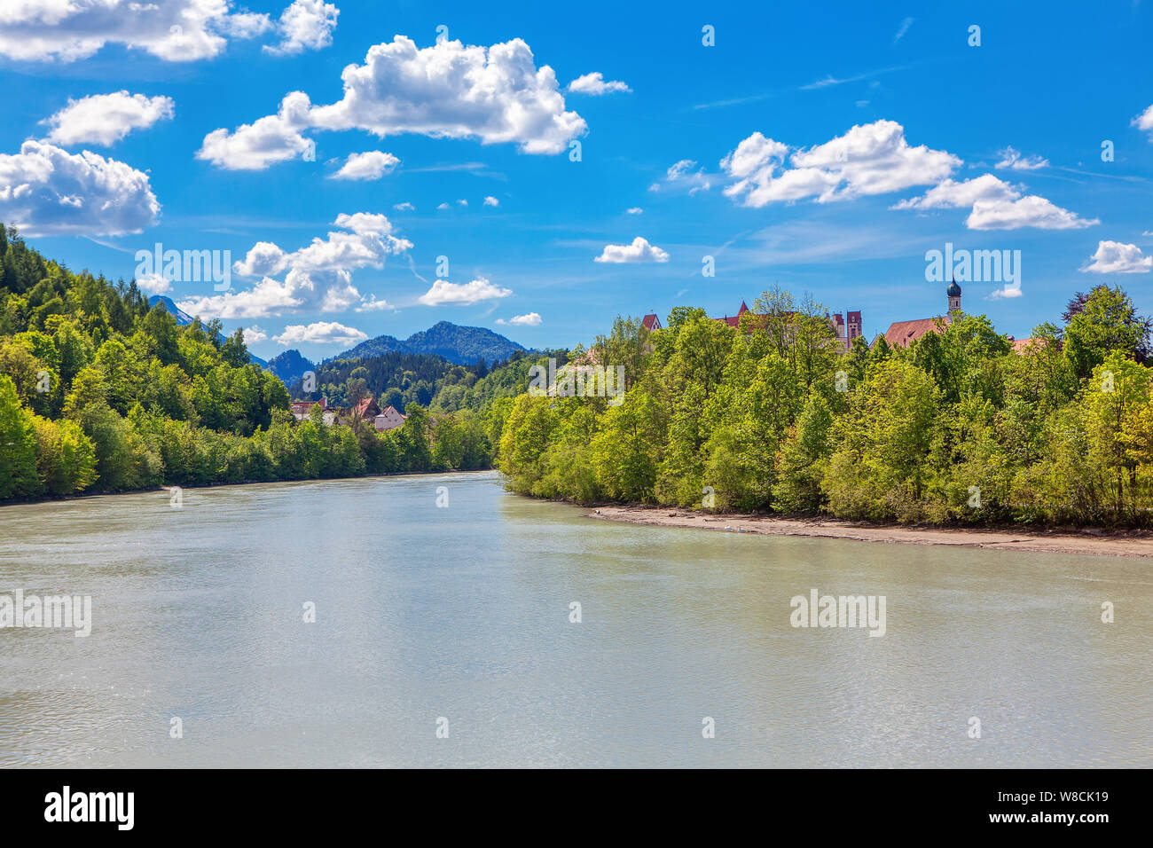 Les paysages le long de la rivière Lech et de la ville de Fussen en Allemagne Banque D'Images