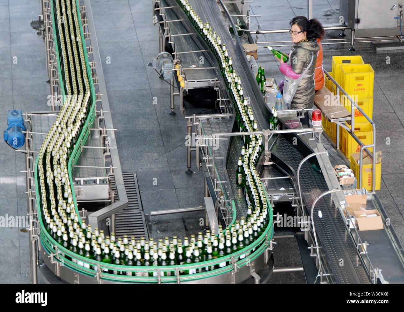 --FILE--travailleurs chinois surveiller une ligne de production de bière à une brasserie de bière Big Boss de Jiangsu Co. à l'est de la ville de Yancheng, province de Jiangsu, 13 M Banque D'Images