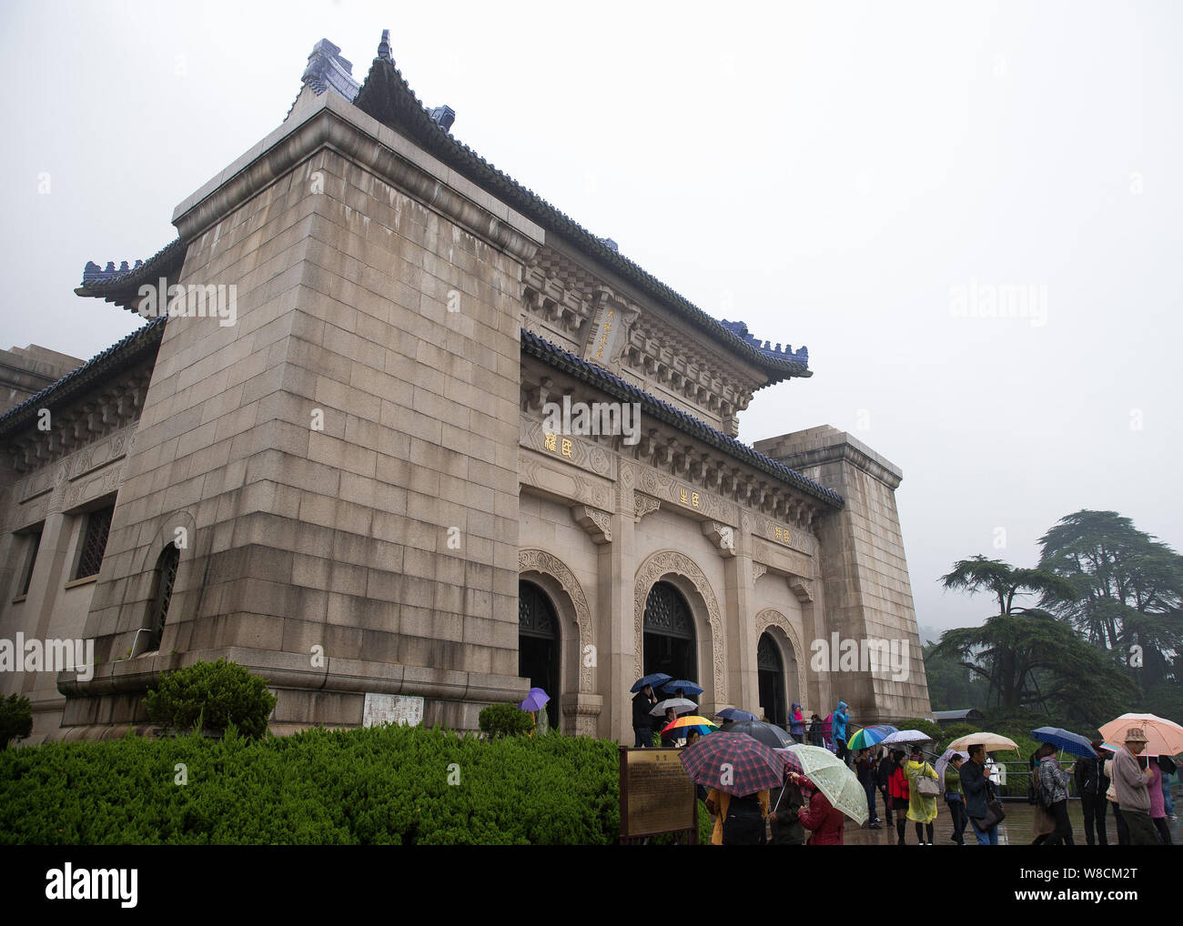 Les gens visitez Sun Yat-sen de la statue pour commémorer le 149e anniversaire de la naissance de la révolution chinoise Sun Yat-sen, premier président et membre fondateur Banque D'Images