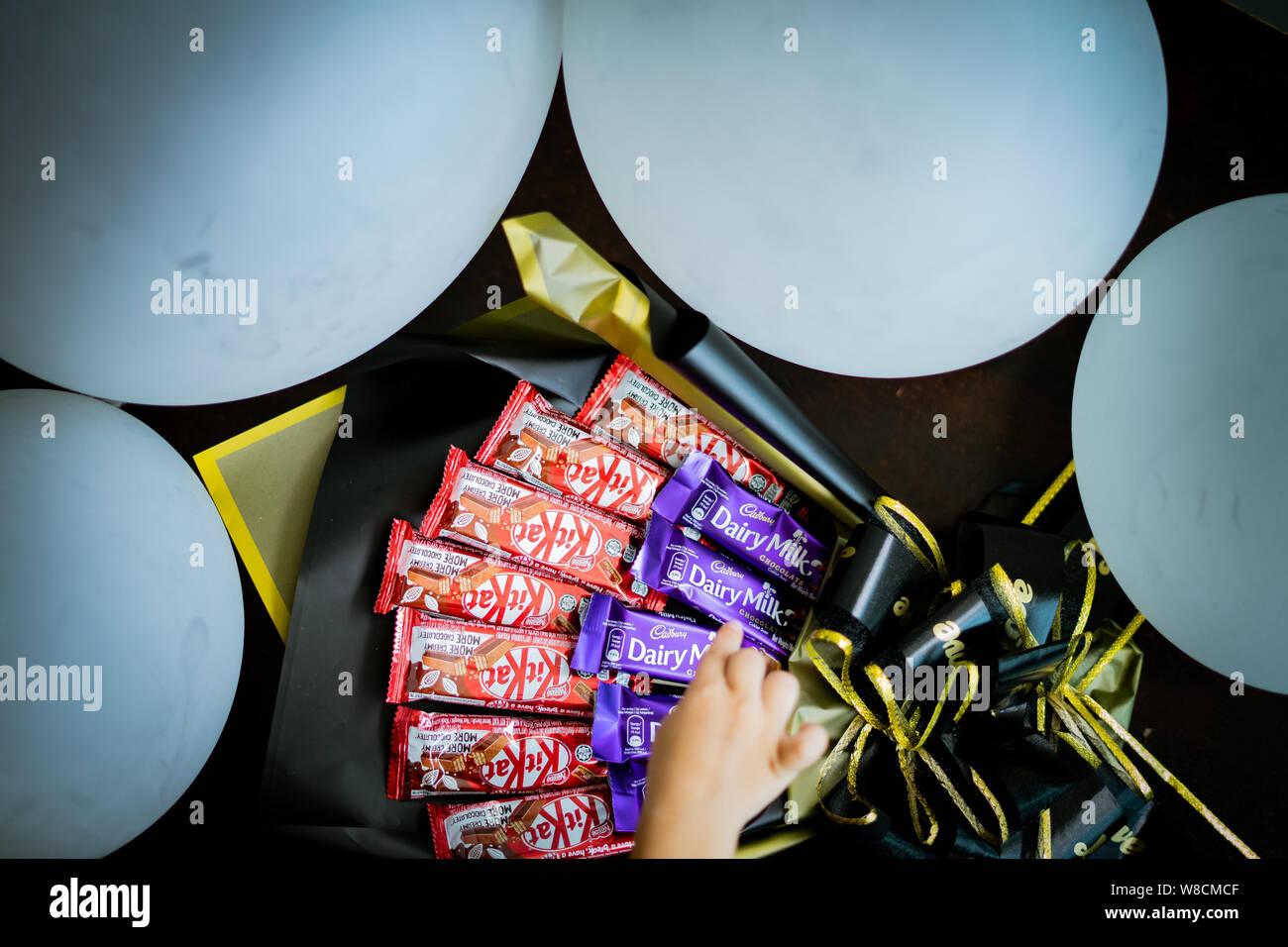 Bangi, Malaisie - 8 août 2019 : Ferrero Rocher, confiseries au chocolat et  fleurs en bouquet beau comme cadeau pour les fêtes de mariage,  anniversaire, mère Photo Stock - Alamy