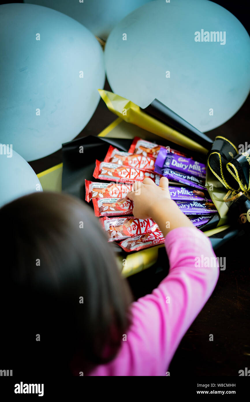 Bangi, Malaisie - 8 août 2019 : Ferrero Rocher, confiseries au chocolat et  fleurs en bouquet beau comme cadeau pour les fêtes de mariage,  anniversaire, mère Photo Stock - Alamy