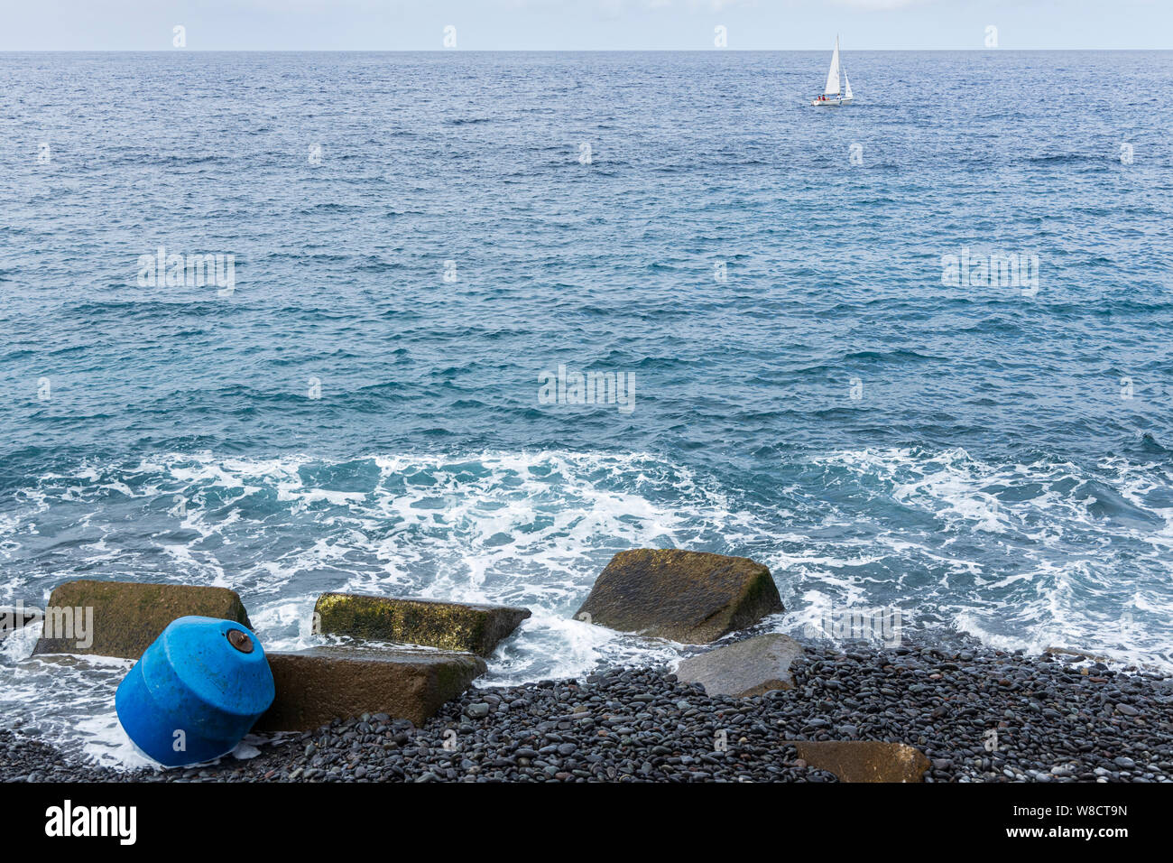 Bouy échoués sur une plage de galets près de Playa San Juan, sur la côte ouest de Tenerife, Canaries, Espagne Banque D'Images