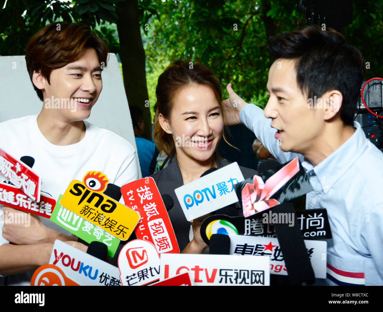 (De gauche), l'acteur chinois Li grand chanteur Taiwanese-American Coco Lee et réalisateur chinois il Jiong sont interviewés à la prise de vue de leur n Banque D'Images