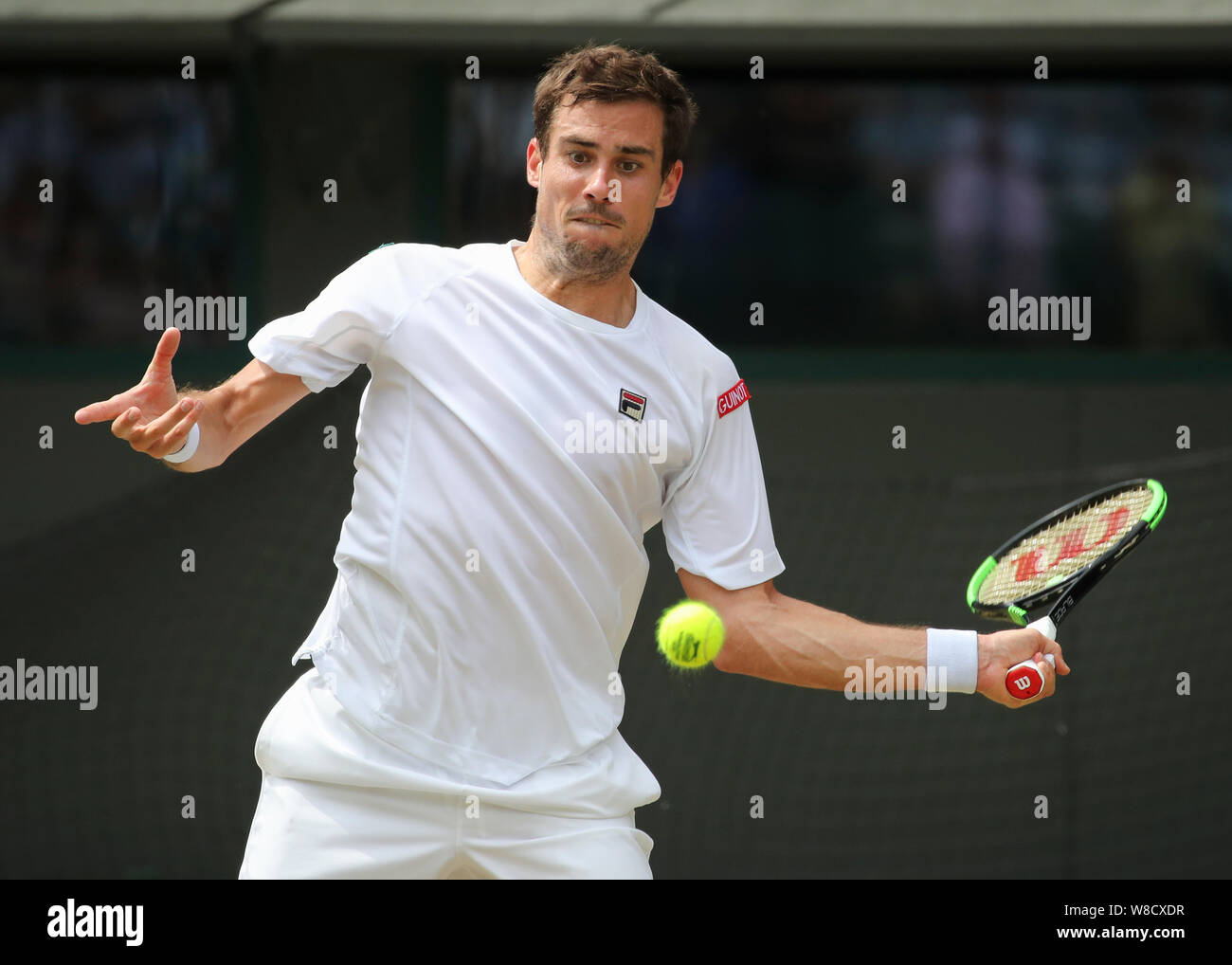 Le joueur de tennis argentin Guido Pella jouant forehand tourné au cours de  2019 de Wimbledon, Londres, Angleterre, Royaume-Uni Photo Stock - Alamy