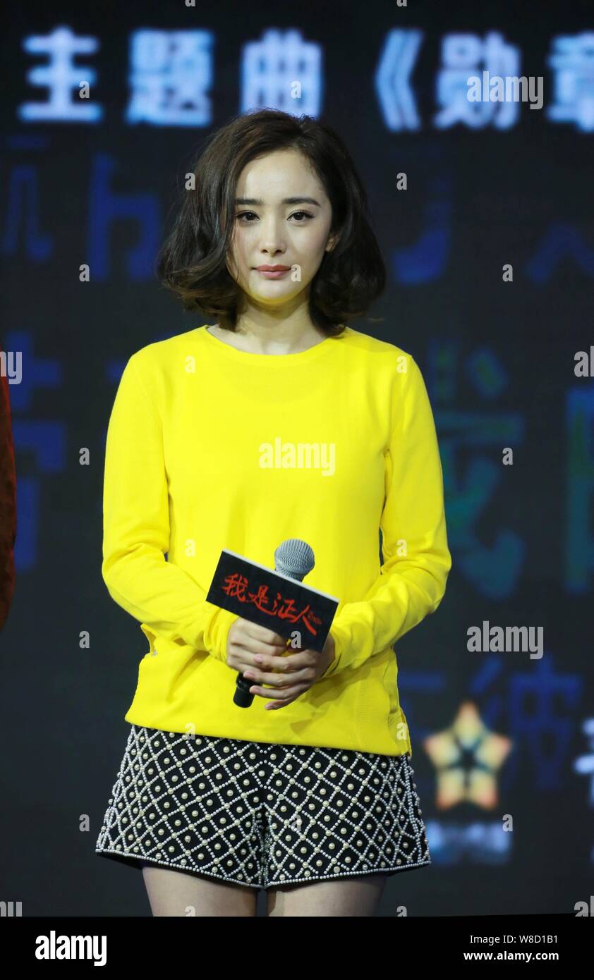 L'actrice chinoise Yang Mi assiste à une conférence de presse pour la chanson thème de son film "Le Témoin" à Beijing, Chine, 14 octobre 2015. Banque D'Images L'actrice chinoise Yang Mi assiste à une conférence de presse pour la chanson thème de son film "Le Témoin" à Beijing, Chine, 14 octobre 2015. Banque D'Images