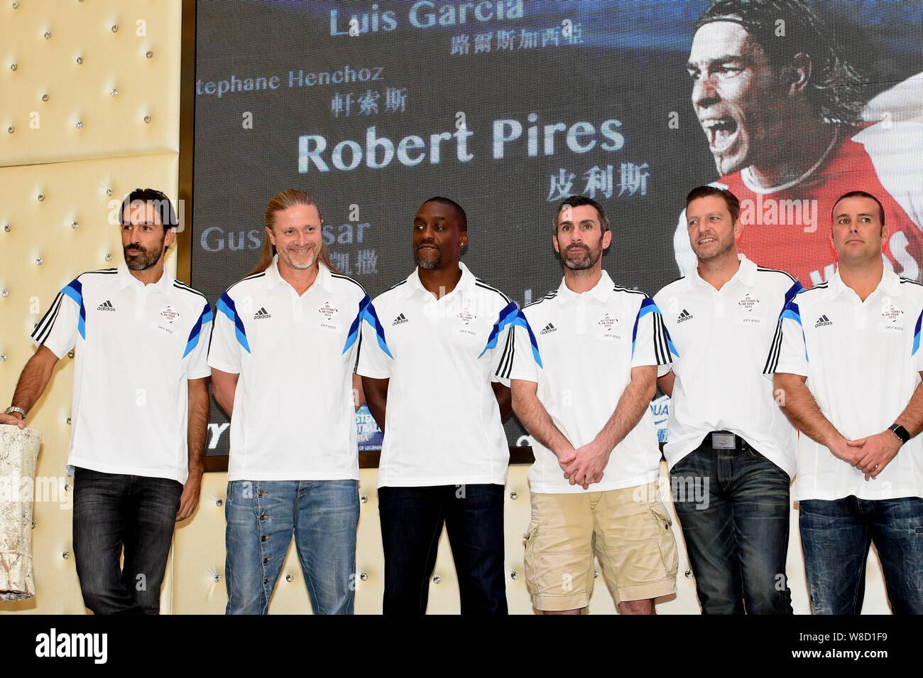 Les anciens joueurs de football français Emmanuel Petit, deuxième à gauche, Robert Pires, à gauche, et d'autres vedettes du football poser lors d'un dîner pour un match amical durant Banque D'Images