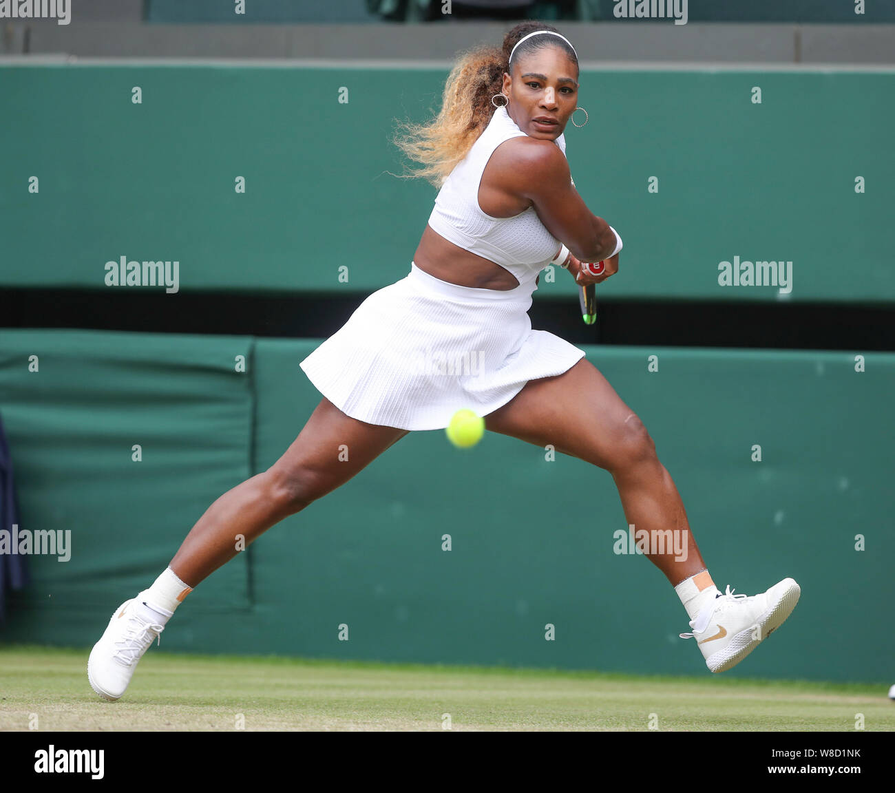 La joueuse de tennis américaine Serena Williams jouant revers tourné au cours de 2019 de Wimbledon, Londres, Angleterre, Royaume-Uni Banque D'Images