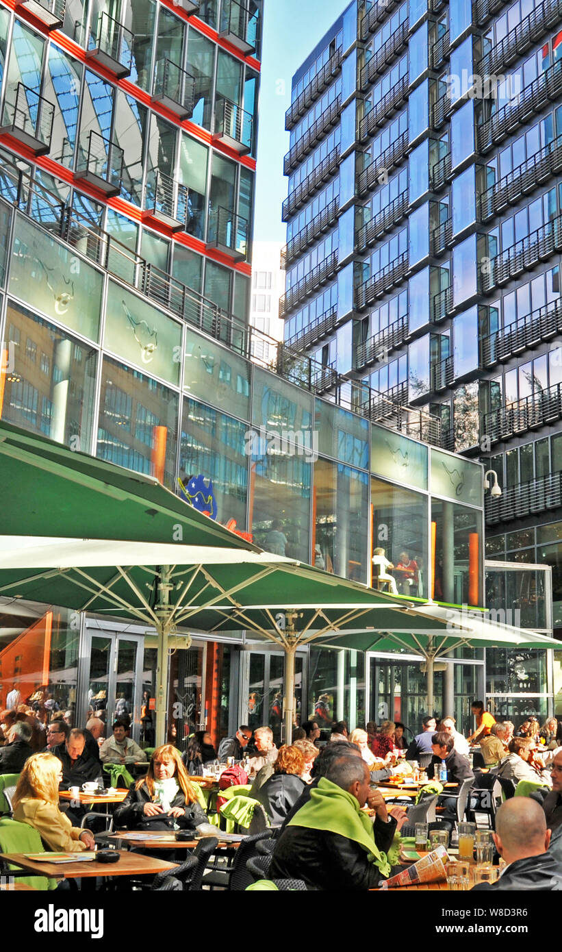 Terrasse dans le Sony Center, Berlin, Allemagne Banque D'Images