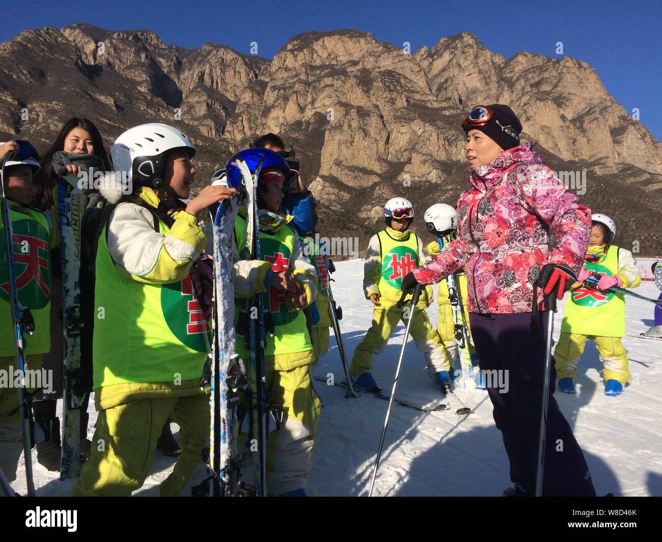 Deng Yaping, ancien champion de ping-pong olympique chinoise change sa carrière à enseigner aux enfants le ski à populariser le 2022 Jeux Olympiques d'hiver à être Banque D'Images