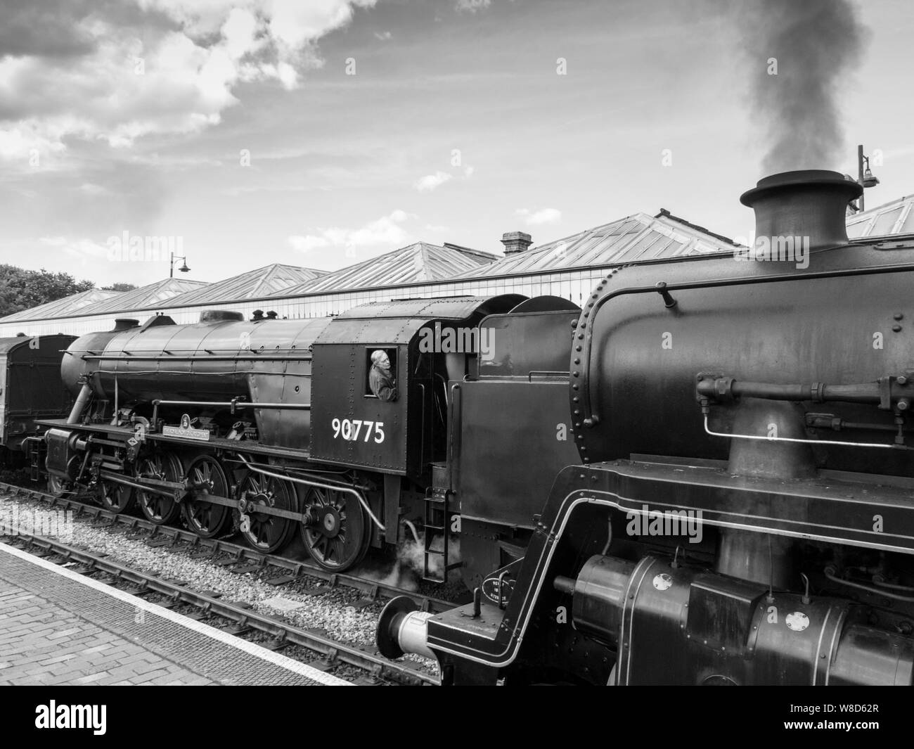 The Royal Norfolk Regiment loco 90775 departingThe train à vapeur, la gare de North Norfolk, Norfolk, Sheringham UK. Non aiguisé. Banque D'Images