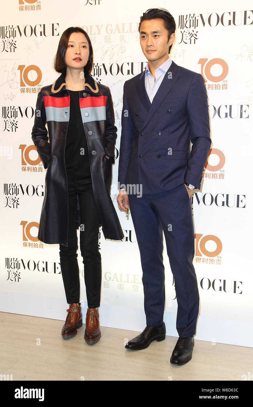 Les modèles chinois du Juan, à gauche, et Zhao Lei poser durant l'ouverture de la partie 'inspiré par la mode' exhibition par Vogue et Poly Gallery à Hong Ko Banque D'Images
