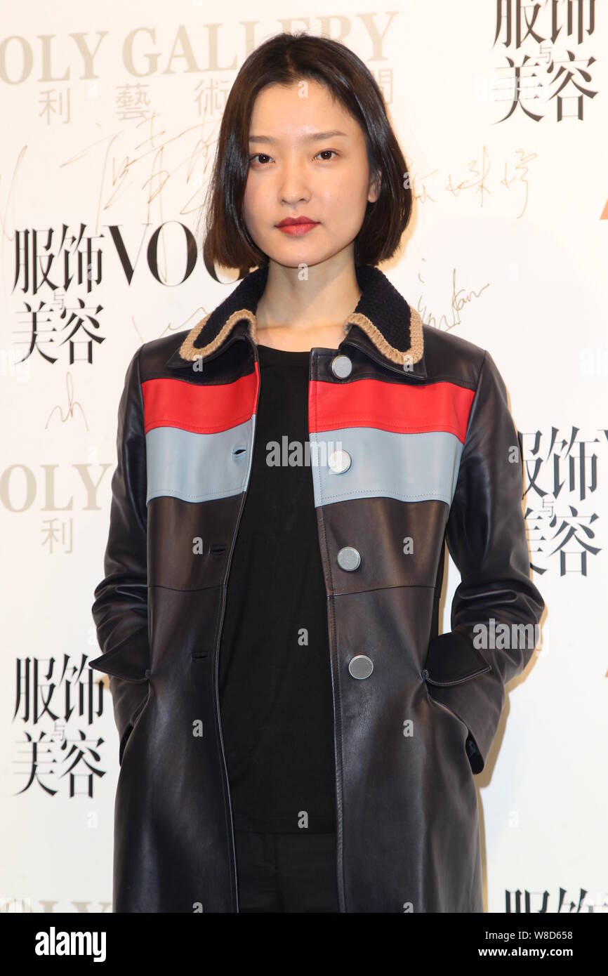 Le modèle chinois du Juan pose en ouverture de la partie pour les 'inspiré par la mode' exhibition par Vogue et Poly Gallery à Hong Kong, Chine, 13 mars Banque D'Images
