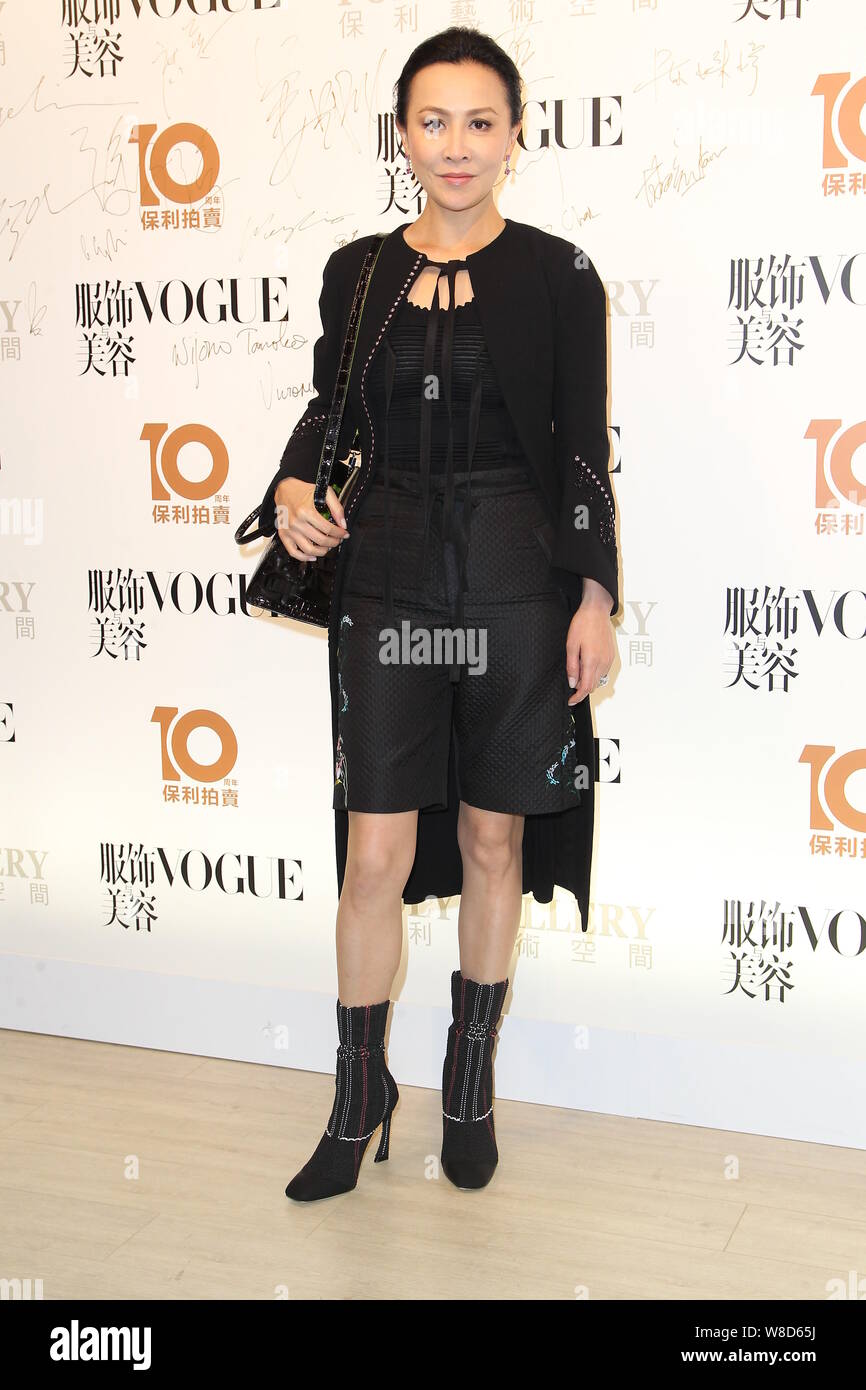 L'actrice Carina Lau Hong Kong pose en ouverture de la partie pour les 'inspiré par la mode' exhibition par Vogue et Poly Gallery à Hong Kong, Chine, 13 Banque D'Images