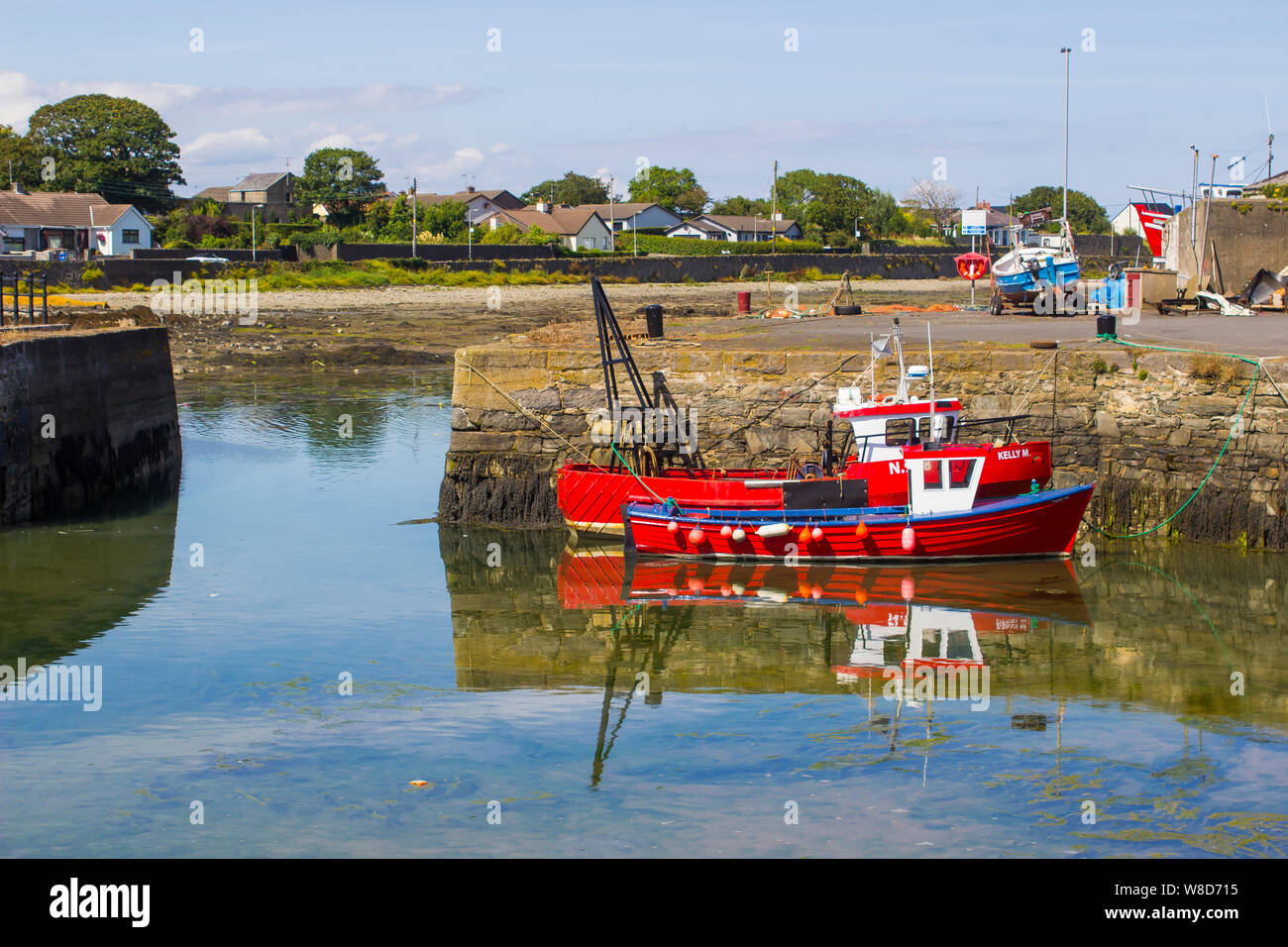 8 Août 2019 Les petits chalutiers travail accosté au quai de Ardglass comté de Down en Irlande du Nord Banque D'Images
