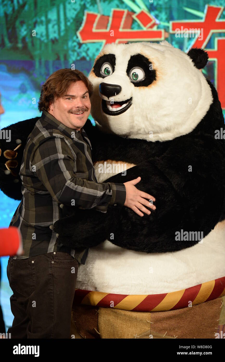 L'acteur américain Jack Black, à gauche, pose avec une artiste agissant kungfu panda Po lors d'une conférence de presse pour l'animation par ordinateur 3D film 'Kung Fu Pa Banque D'Images