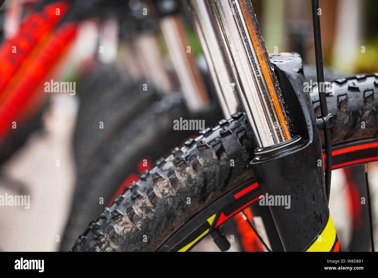 Fourche de vélo en acier brillant, le cadre d'un vélo qui tient la roue avant. Détails de vélo de montagne, la photo en gros Banque D'Images