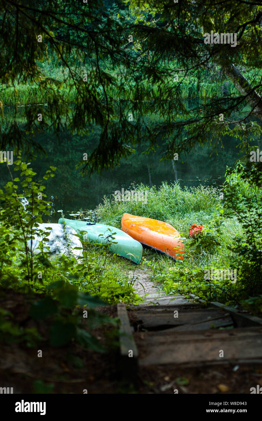 Un matin de voir des bateaux de canotage de la rivière entourée de la forêt Banque D'Images