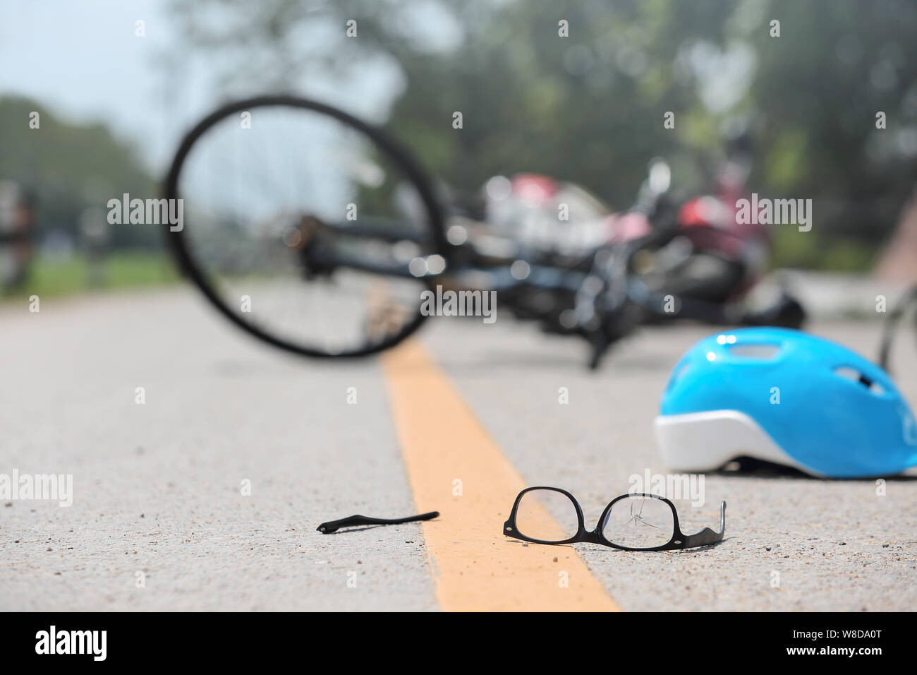 Accident accident de moto avec vélo sur route Banque D'Images