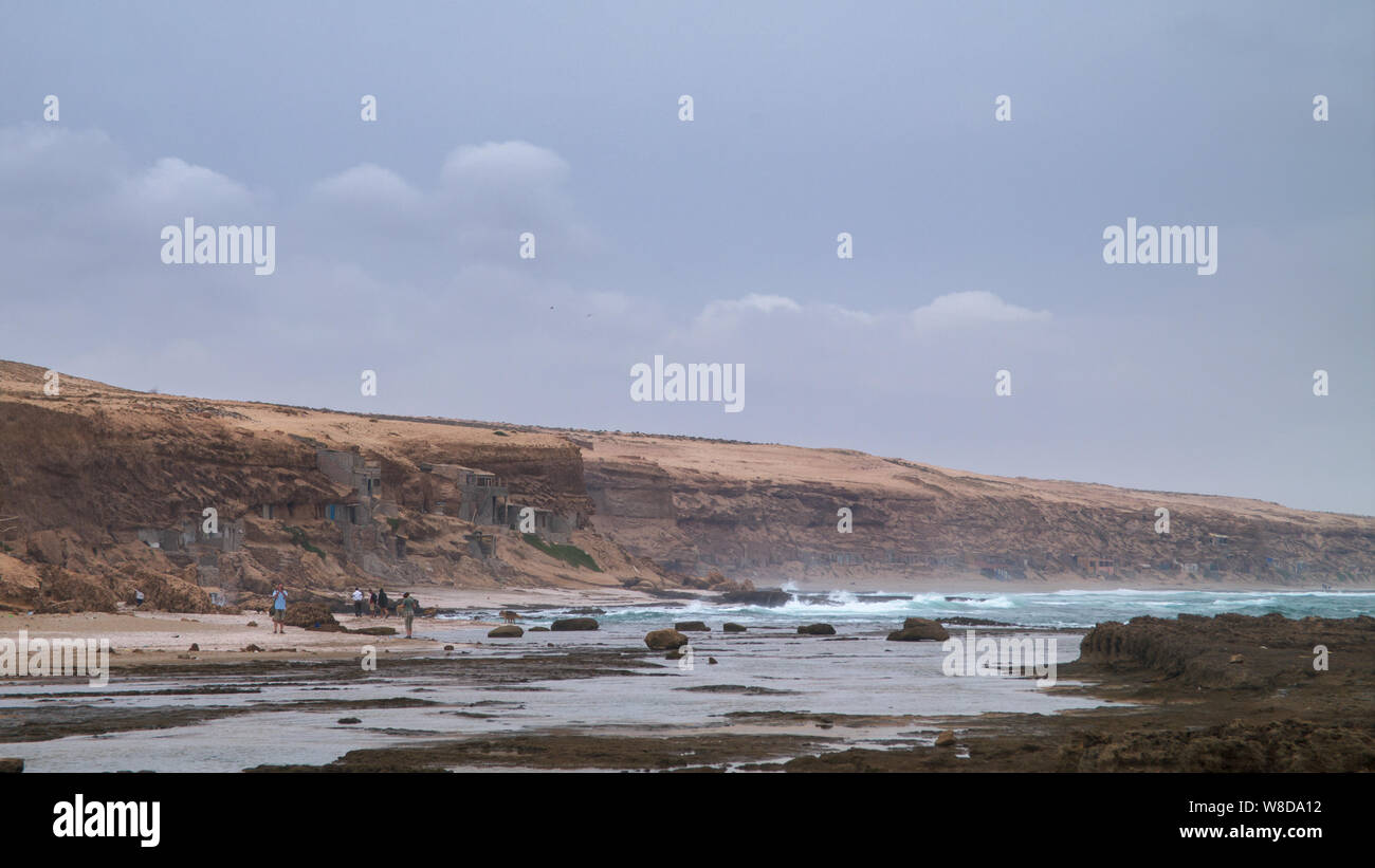 Un village de pêcheurs sur la côte déserte de l'océan Atlantique. Marée basse. Banque D'Images