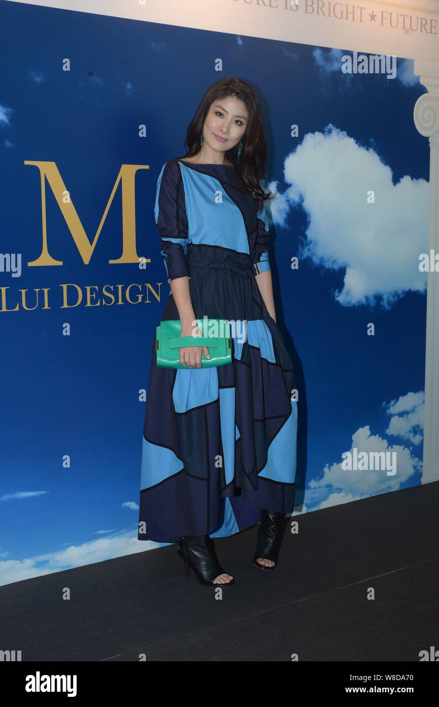 Hong Kong chanteuse et actrice Kelly Chen pose lors d'une conférence de presse pour Mark Lui Design Works à Hong Kong, Chine, 13 janvier 2015. Banque D'Images