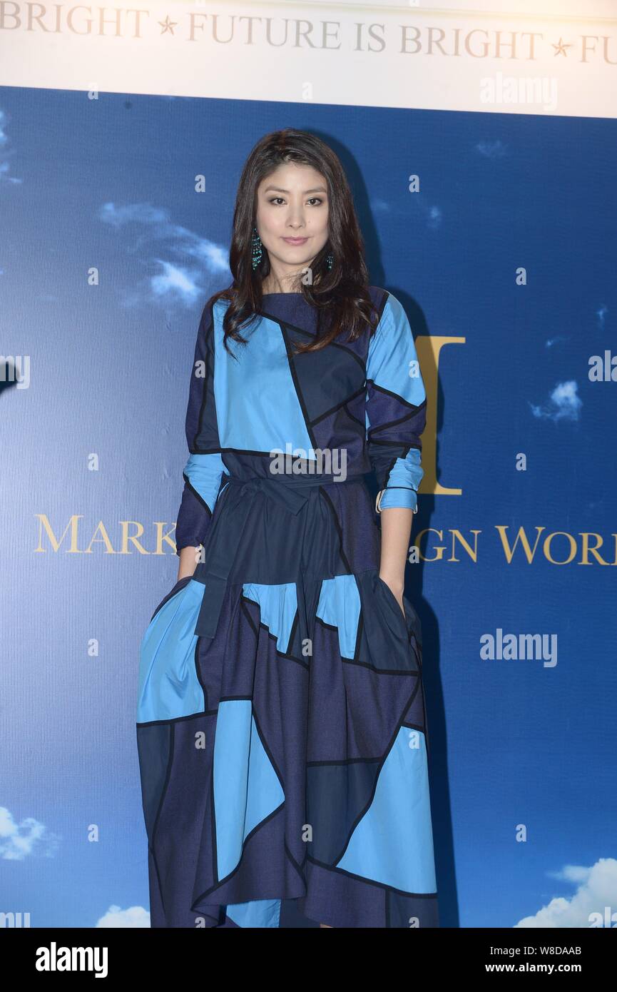 Hong Kong chanteuse et actrice Kelly Chen pose lors d'une conférence de presse pour Mark Lui Design Works à Hong Kong, Chine, 13 janvier 2015. Banque D'Images