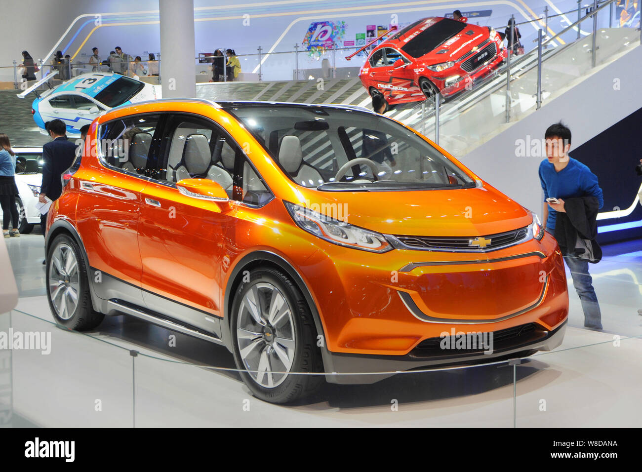 --FILE--un visiteur regarde un boulon Chevrolet EV concept car de Shanghai GM, une joint venture entre SAIC Motor et General Motors, lors du 16ème Shan Banque D'Images