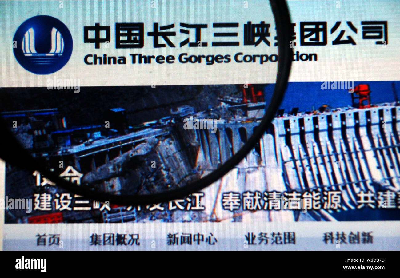 --FILE--un netizen chinois navigue sur le site internet de Chine Trois Gorges Corporation à Tianjin, Chine, 1 mars 2014. Chine Trois Gorges Corp, le pupitre Banque D'Images