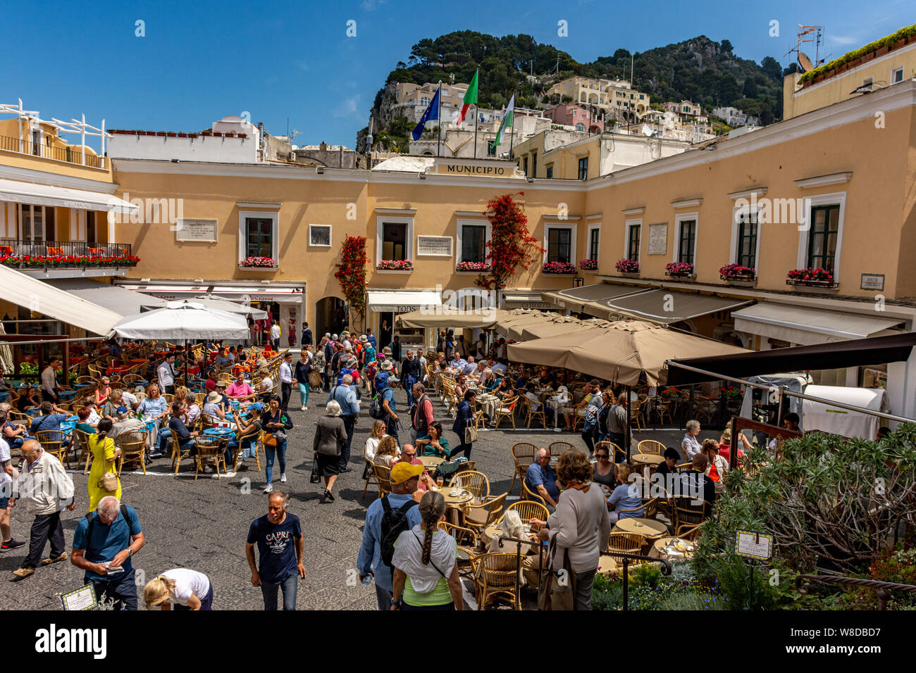 L'Italie, Capri, les touristes dans la célèbre place Saint-Marc. Banque D'Images