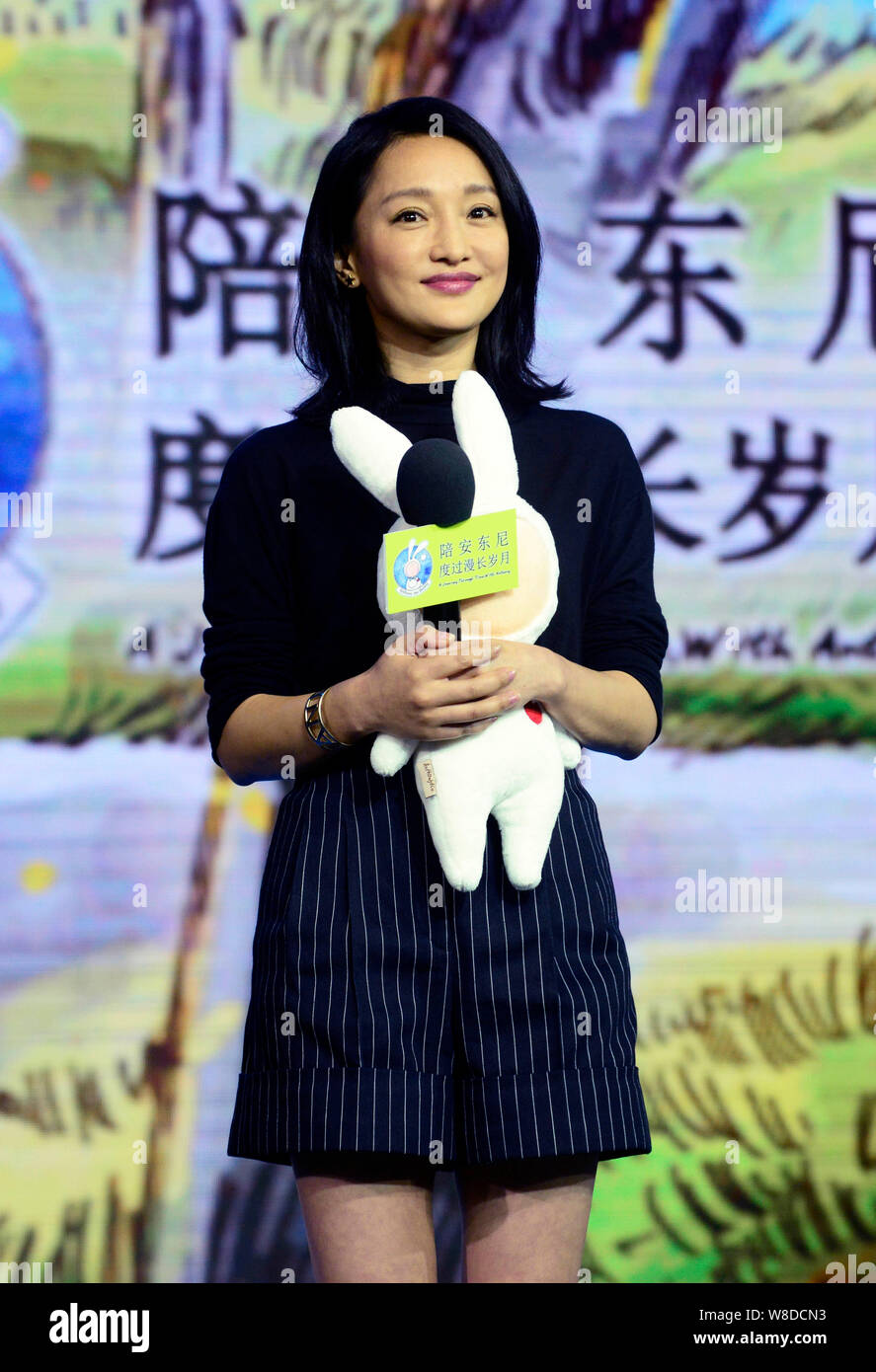 Producteur de films chinois Zhou Xun assiste à une conférence de presse pour le nouveau film "Un voyage à travers le temps avec Anthony' produit par elle à Beijing, Chine, Banque D'Images