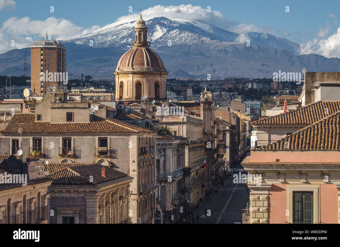 Vue sur la Via Etnea dans Catania. Dôme de Catane et de la rue principale avec l'arrière-plan du volcan Etna, en Sicile, Italie. Patrimoine mondial de l'UNESCO de Catane Banque D'Images