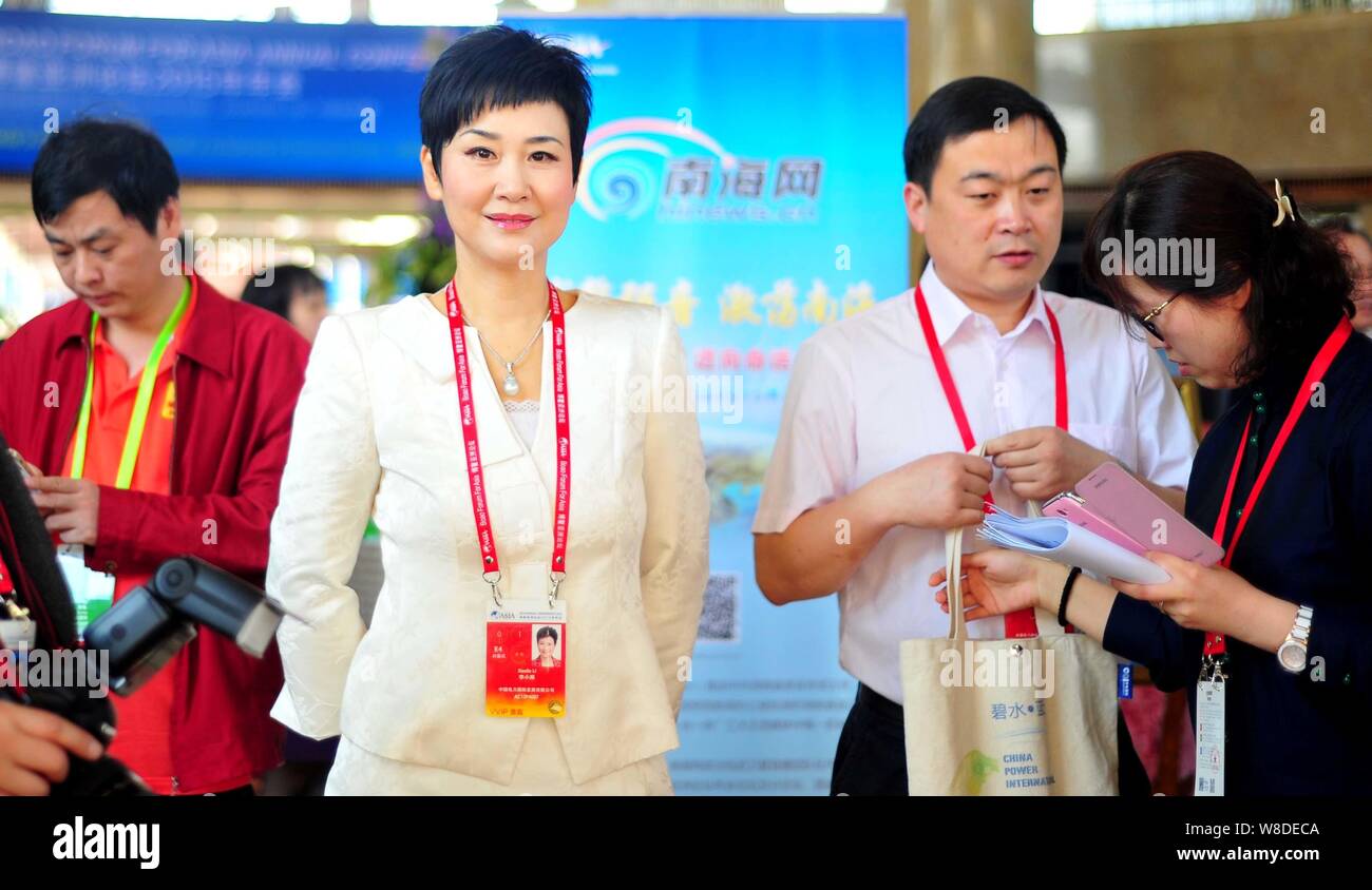 FILE--Li Xiaolin, gauche, présidente et PDG de China Power International  Holding Limited et la fille de l'ancien Premier ministre chinois Li Peng,  assiste à Photo Stock - Alamy
