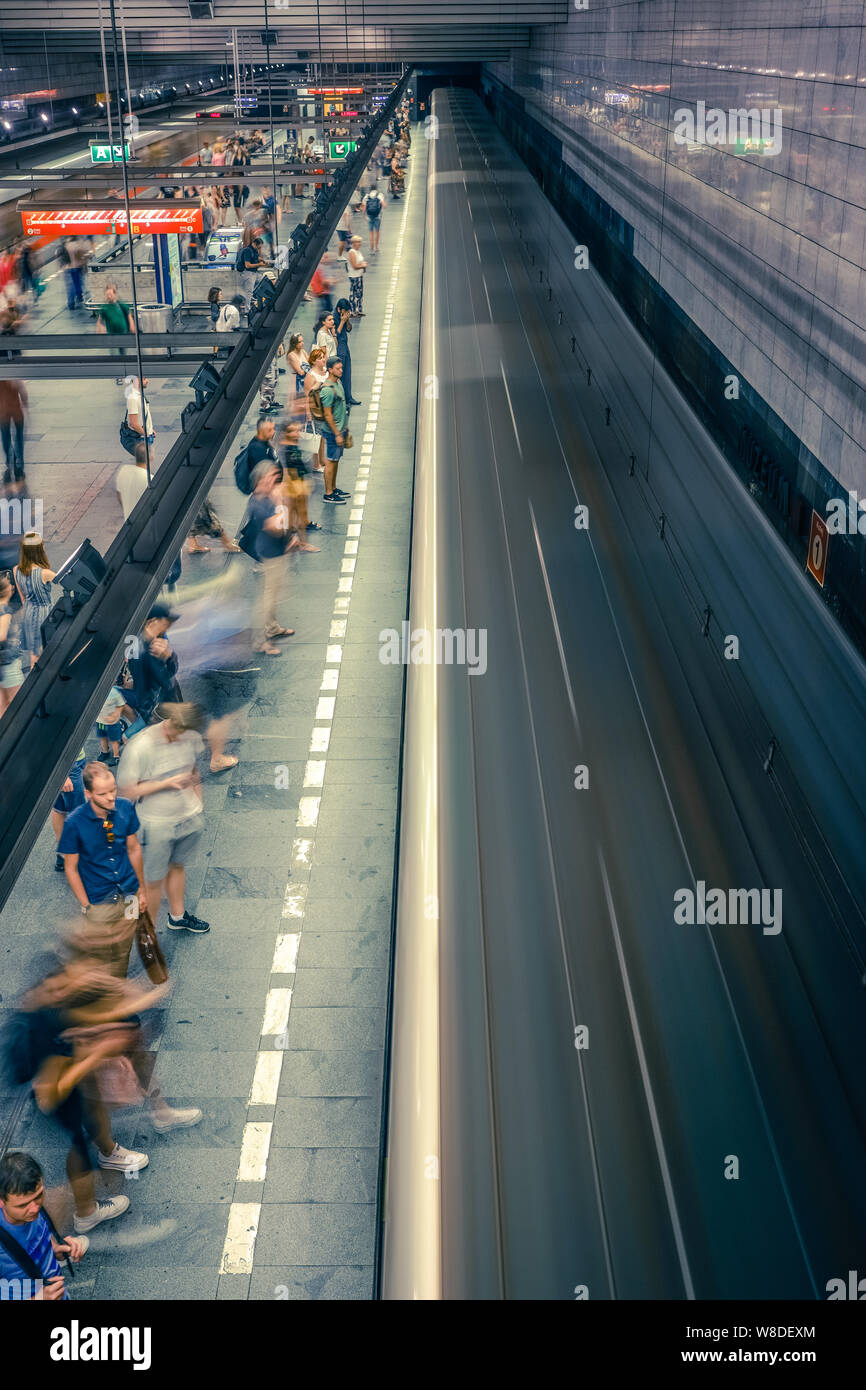Prague, République tchèque,23 juillet 2019 ; les gens à la station de métro métro entrant ou à pied par la technique d'exposition longue, pour le mouvement. Scène urbaine, c Banque D'Images
