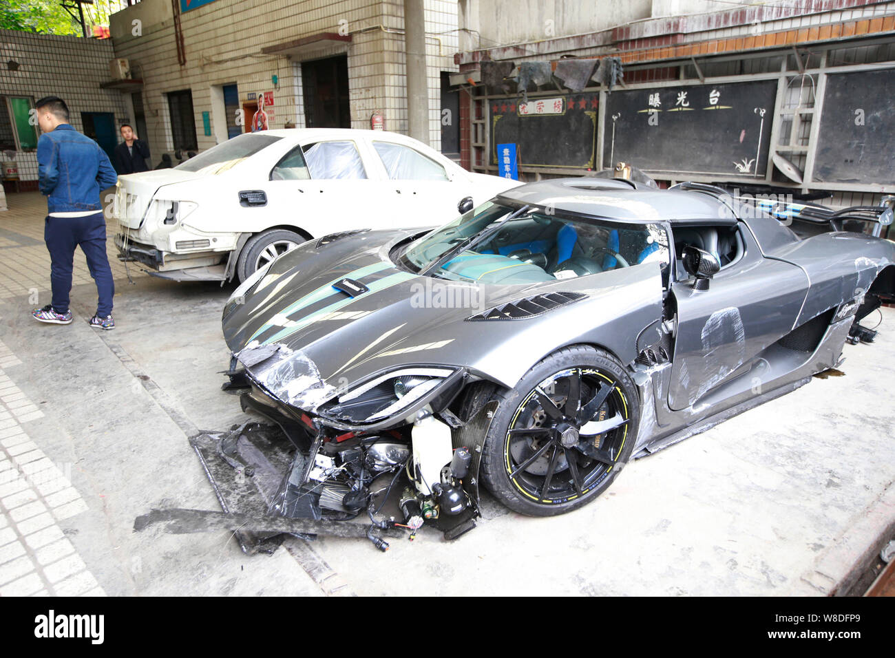 L'Audi RS5 supercar qui a été gravement endommagé lors d'un accident de la route est garée dans un garage à Chongqing, Chine, 29 Novemebr 2015. Un pilote sp Banque D'Images