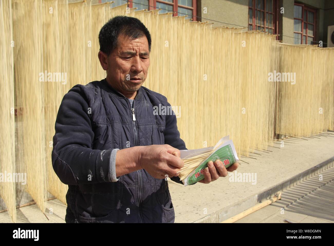 Une bouilloire de nouilles chinoises nouilles sèches fine montre lors d'un atelier tenu à Huangxian county, ville d'Anyang, province du Henan en Chine centrale, 14 février 2015. Fi Banque D'Images