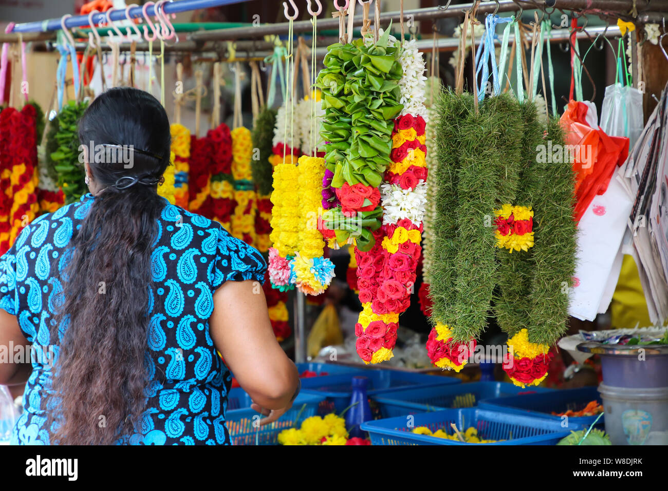 Femme vente de fleurs dans les rues de Little India à Singapour Banque D'Images