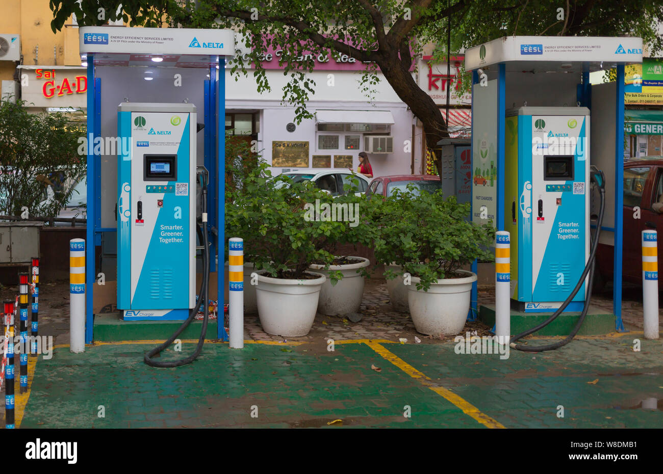 E électrique points de charge pour les voitures électriques au salon commercial parking dans Khan Market l'Inde Banque D'Images