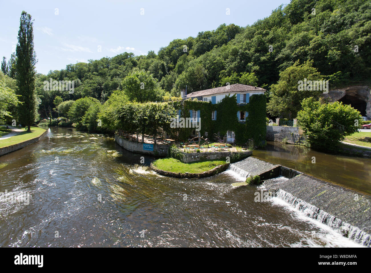 Brantome en Périgord, France. Vue pittoresque du moulin restauré à la rue de Pierre Valade, par la rivière Dronne. Banque D'Images