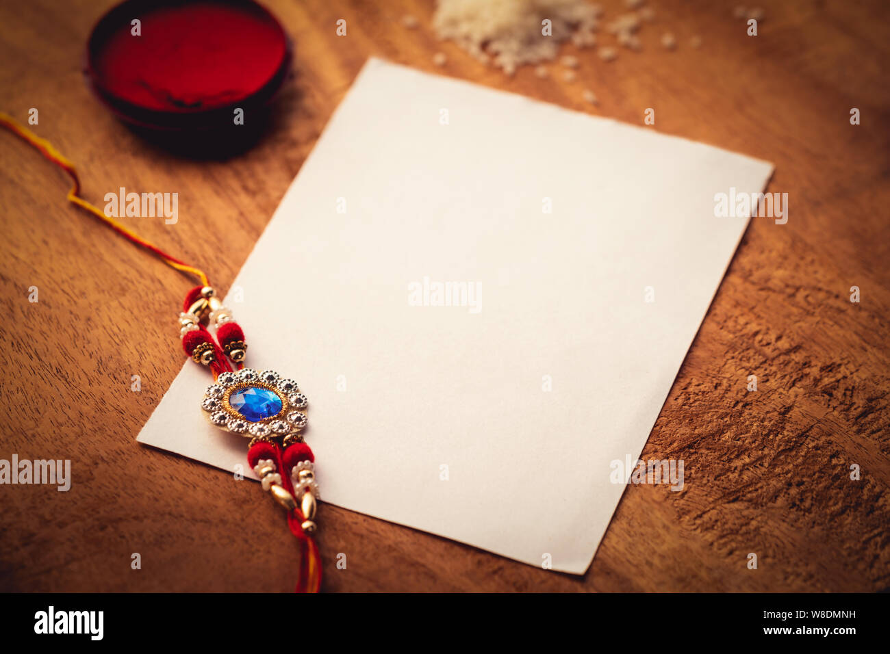 Rakhi est un rituel hindou traditionnel indien populaire. Concept d'arrière-plan pour Raksha Bandhan avec de l'espace pour le texte ou les copier. Banque D'Images Rakhi est un rituel hindou traditionnel indien populaire. Concept d'arrière-plan pour Raksha Bandhan avec de l'espace pour le texte ou les copier. Banque D'Images