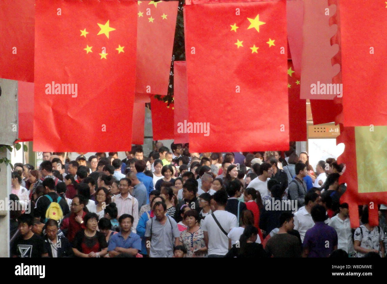 La foule des touristes Shantang Street antiques durant la journée nationale de vacances dans la ville de Suzhou, province de Jiangsu Chine orientale, 7 octobre 2015. Ticket loisir Banque D'Images