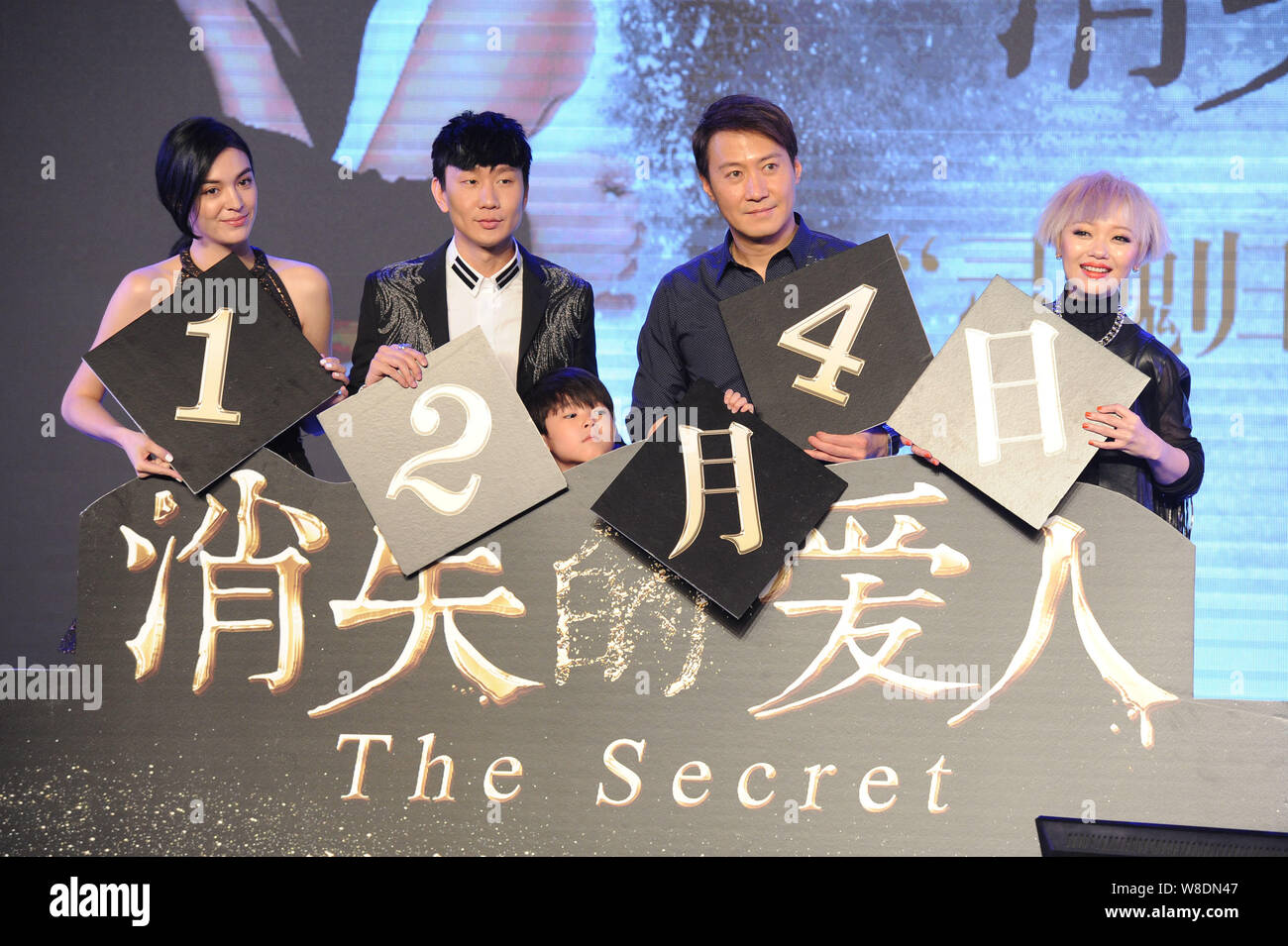(De gauche) actrice taïwanaise Sandrine Pinna, chanteur et acteur singapourien JJ Lin, acteur Hong Kong Leon Lai et Hong Kong directeur Barbara Wong poser d Banque D'Images