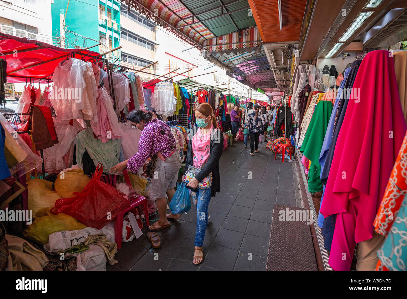 BANGKOK, THAÏLANDE - 22 déc 2018 : personnes non identifiées à la boutique un marché dans Little India. Little India est un quartier ethnique entourant Phahurat R Banque D'Images