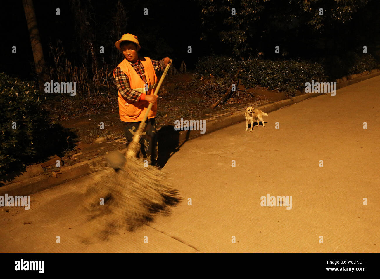 Une seule main chinois Fang Wenying travailleur nettoie une rue pendant aux petites heures à Anqing ville, est de la Chine la province de l'Anhui, du 15 novembre 2015. L'histoire d'un Banque D'Images