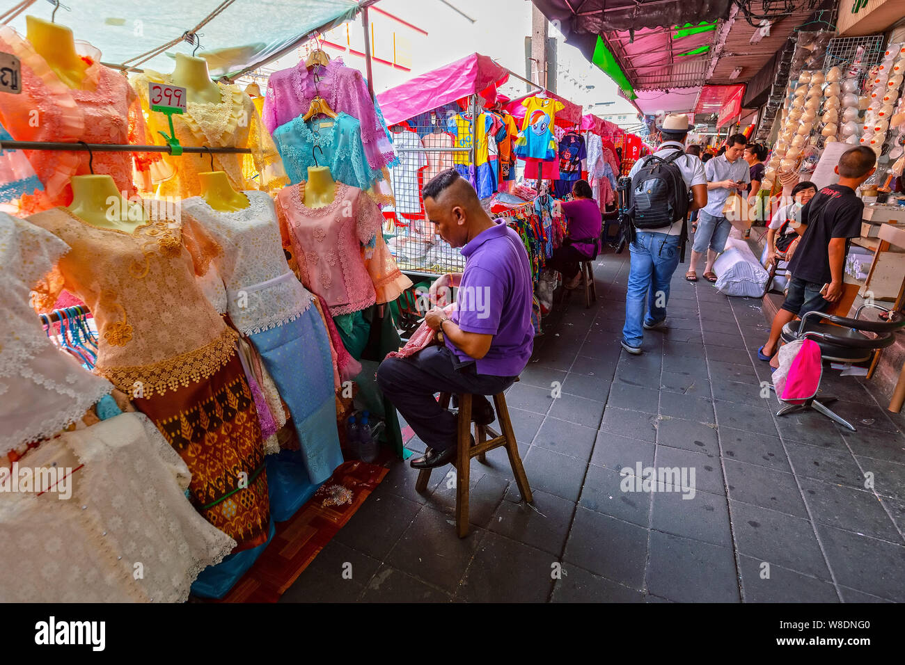 BANGKOK, THAÏLANDE - 22 déc 2018 : personnes non identifiées à la boutique un marché dans Little India. Little India est un quartier ethnique entourant Phahurat R Banque D'Images
