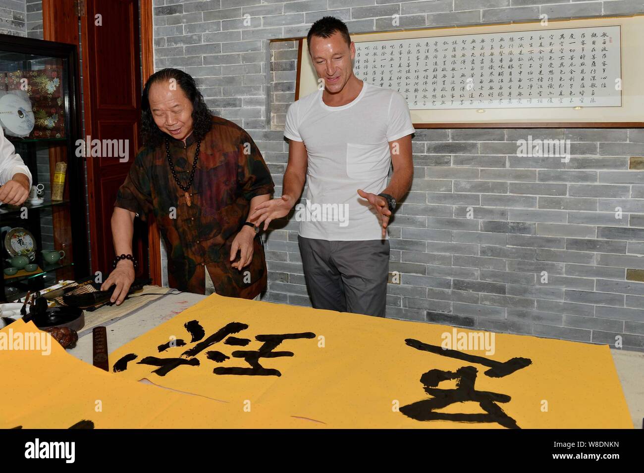 Que Veut Dire Fan En Anglais Le joueur de soccer anglais John Terry, droite, sourire alors qu'il regarde  sa calligraphie de 'football Zuqiu", qui signifie en anglais, à la Terry Fan  Club en Chine Photo Stock - Alamy