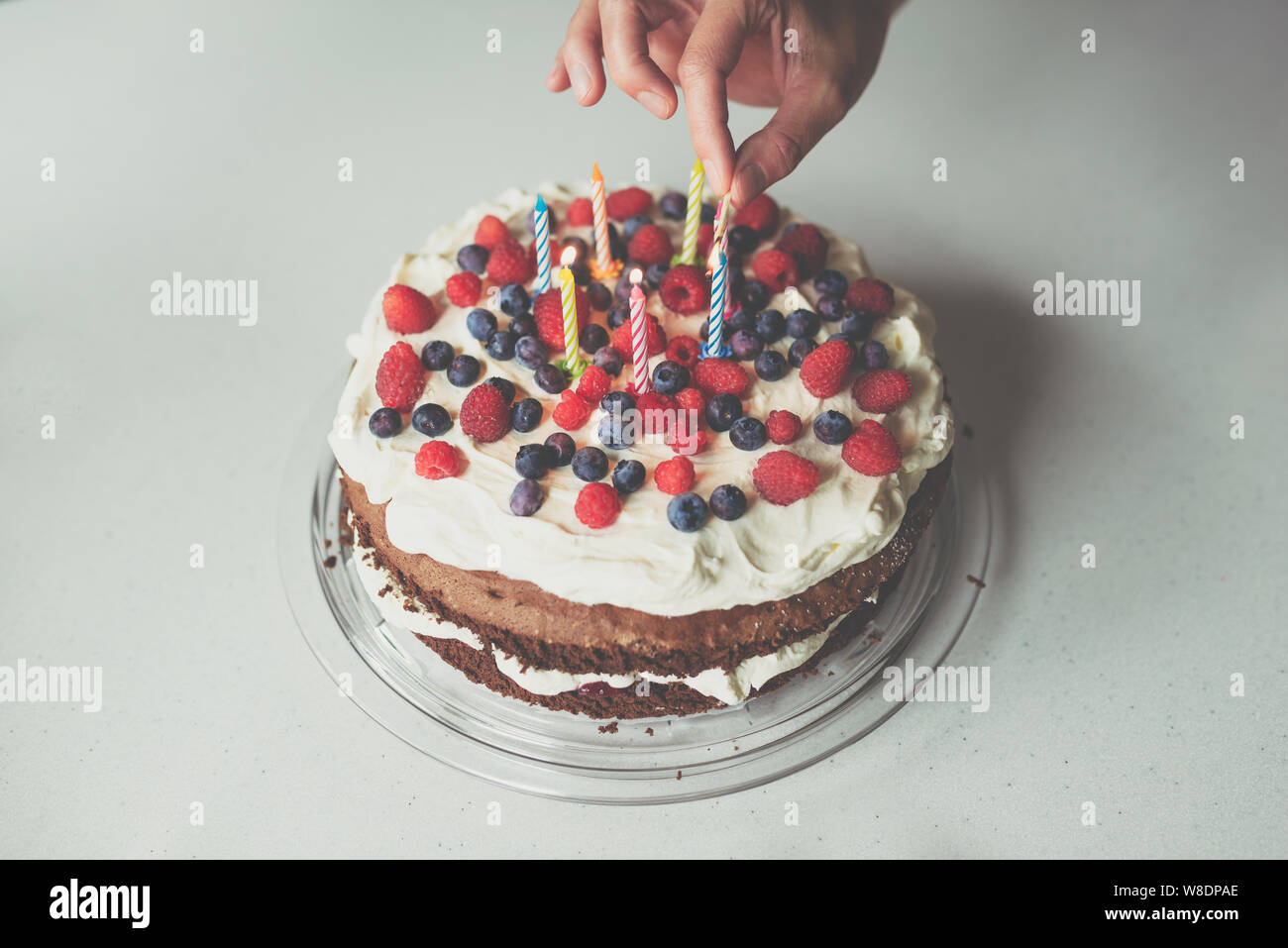 Gateau D Anniversaire Bougies D Eclairage Pour Une Petite Fille De 7 Ans Sur Un Gateau Fait Maison Avec Des Framboises Bleuets Photo Stock Alamy Gateau D Anniversaire Bougies D Eclairage Pour Une Petite Fille De 7 Ans Sur Un Gateau Fait Maison Avec Des Framboises Bleuets Photo Stock Alamy