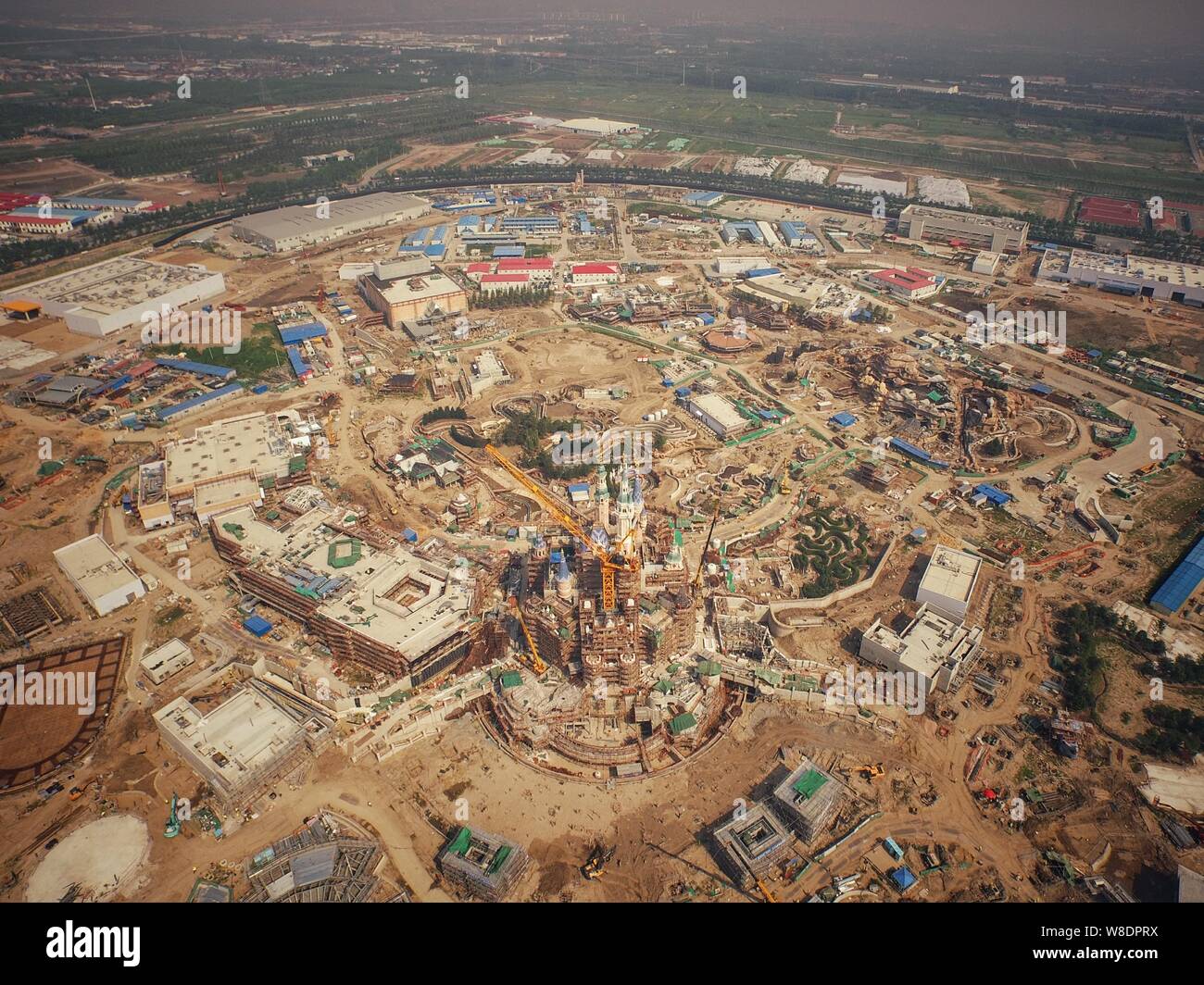 Vue aérienne de la Shanghai Disney Resort en construction à Pudong, Shanghai, Chine, 1 août 2015. Le très attendu Shanghai Disneyland, Banque D'Images