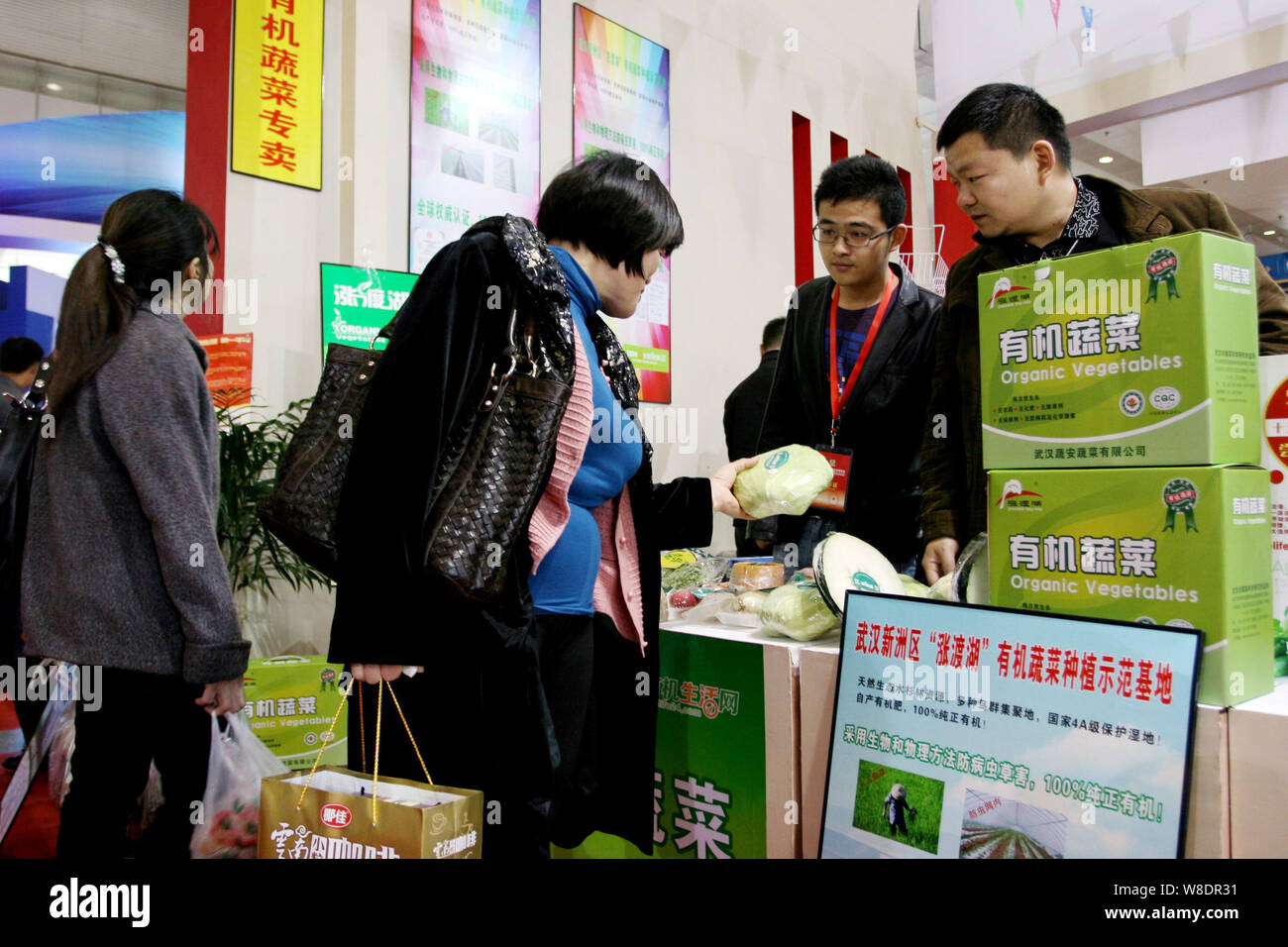 Visiteurs acheter des légumes biologiques sur un stand lors de la 9ème Wuhan Chine Agriculture Expo à Wuhan, province du Hubei en Chine centrale, 4 novembre 2012. Banque D'Images